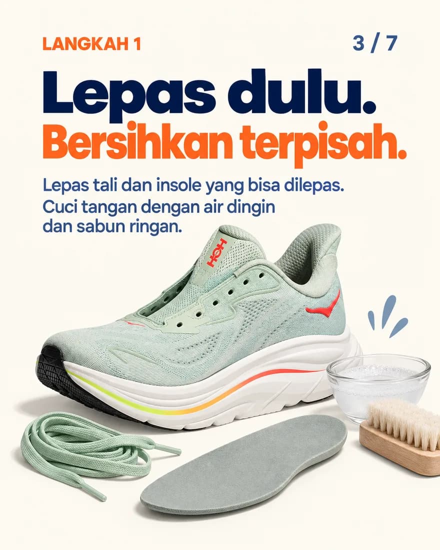 Sepatu lari dengan tali dan insole dilepas, di samping sikat dan air sabun
